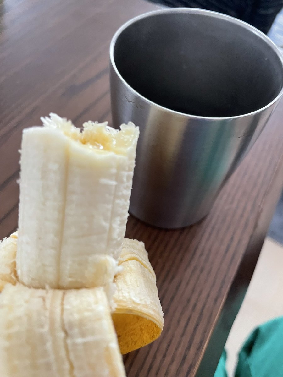 【バナナ✖︎コーヒー✖︎朝食🟰🙆‍♀️】
こんな朝からバナナ🍌かよ！
バナナとコーヒーで決めたこの後は、長男の事業所まで徒歩通勤のお供です🚶🚶‍♂️
上の式の答えを音声配信に置いておきます
大泉さんは『パイ喰わねぇか』から大好きです。