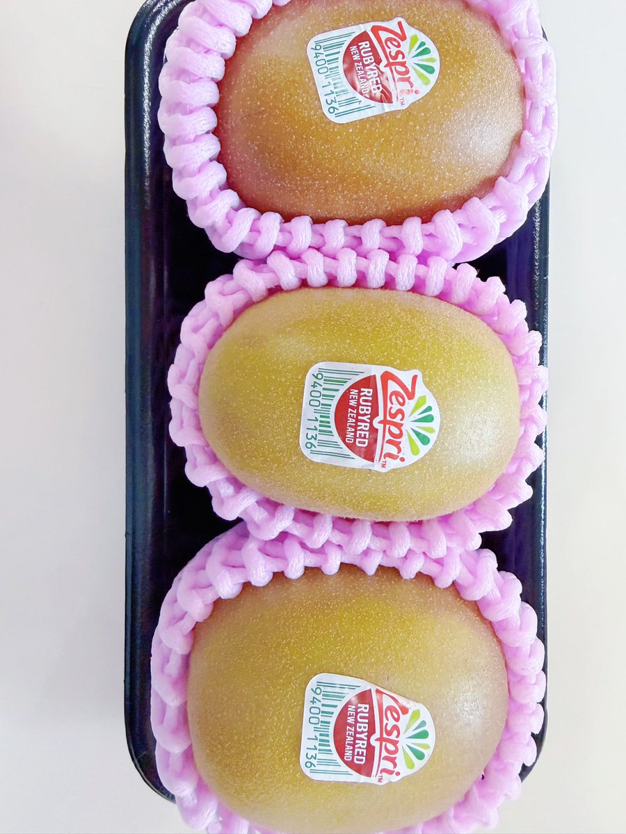 おはようございます☀️
本日はルビーレッドという、キウイを初めていただきます🥝😊