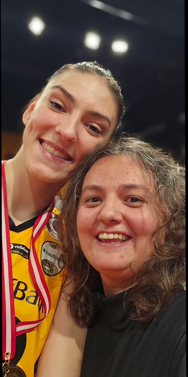 gulnemakengin's tweet image. Canım Tiçom💛🖤 İlk lig şampiyonluğunun bizimle olması bizim için de çok özel🏆 bu daha başlangıç Boss 😎 birlikte nice şampiyonluklar yaşayacağız, iyi ki burda bizimlesin.. Seni Çok Seviyorum #TijanaBoskovic #Boss #champion #Vakıfbank