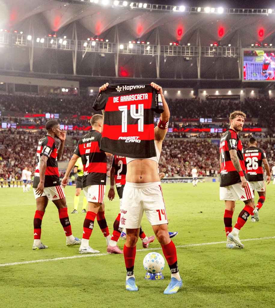 jhonathancrff's tweet photo. Arrascaeta homenageando Oscar Schmidt

CLUBE DE REGATAS DO FLAMENGO 🔴⚫ https://t.co/hhBmP9S8UR