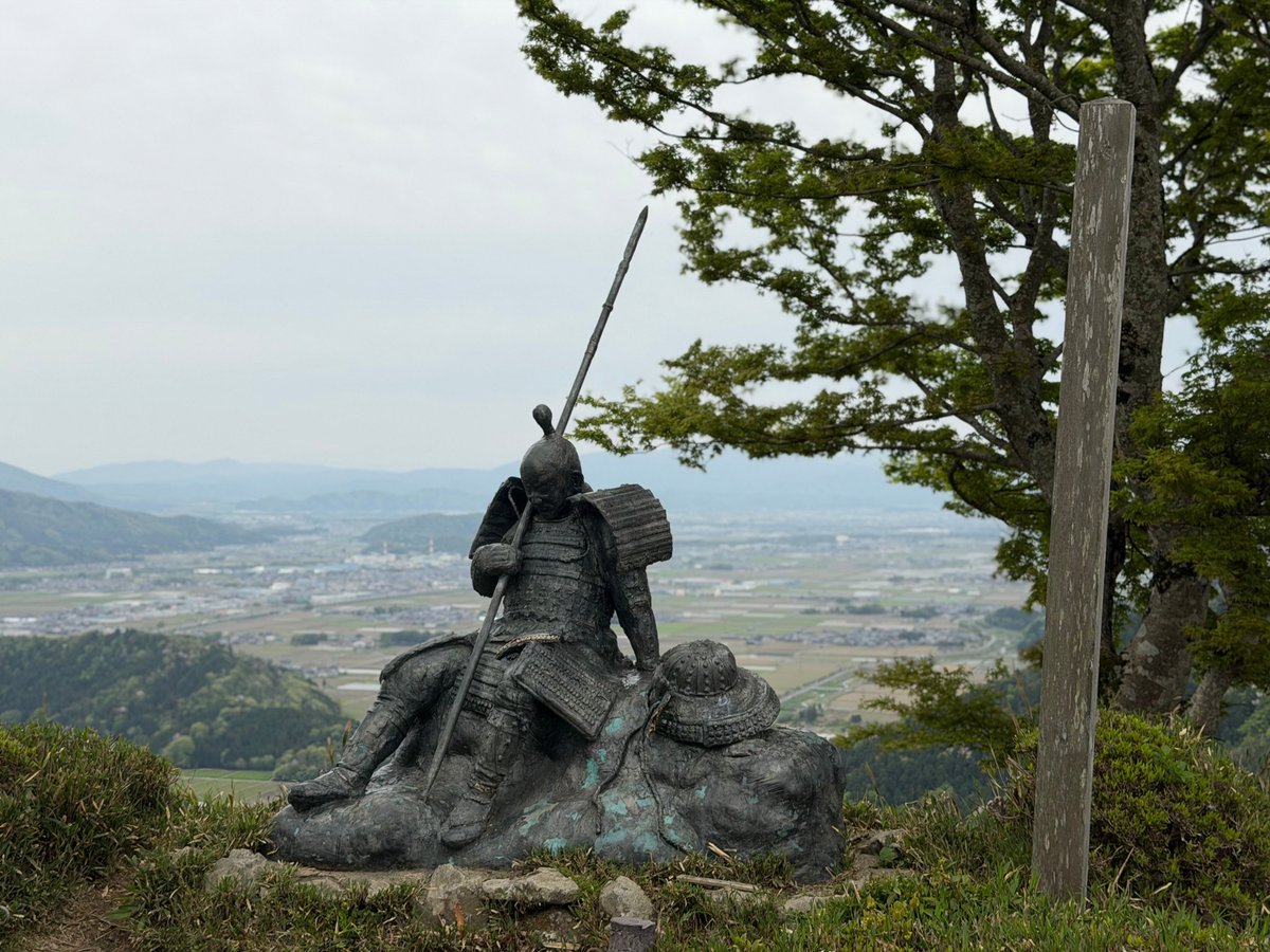 ebinojou's tweet photo. R8.4.19 18日に賤ヶ岳リフトが運行を開始したと聞き、行かねば！と思いつつも、体調不良のため「ちるらん」を観て２日間ゴロゴロ。が、作中、歳三（山田君）の「（負ければ）死ぬだけだろ」の台詞を聞き、何だか発奮。14時過ぎに有松の自宅を出発し、15時45分に賤ヶ岳に到着。勝家公に拝謁できました。 https://t.co/zNoA3O2SOs