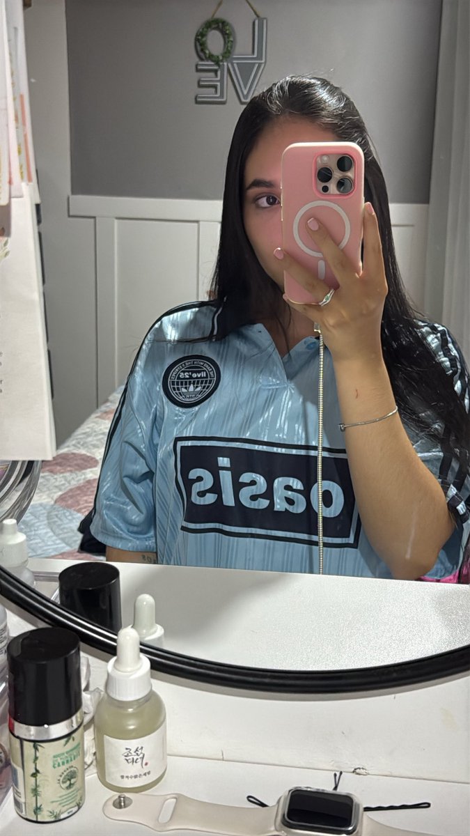 soñé q estaba en un concierto de oasis y ahora no puedo dejar de pensar en eso