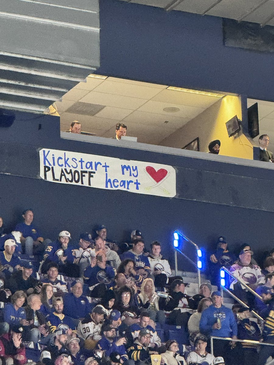 CryptoBillss's tweet photo. Loving these signs! #Sabrehood #LetsgoBuffalo https://t.co/uxmlVssWtK