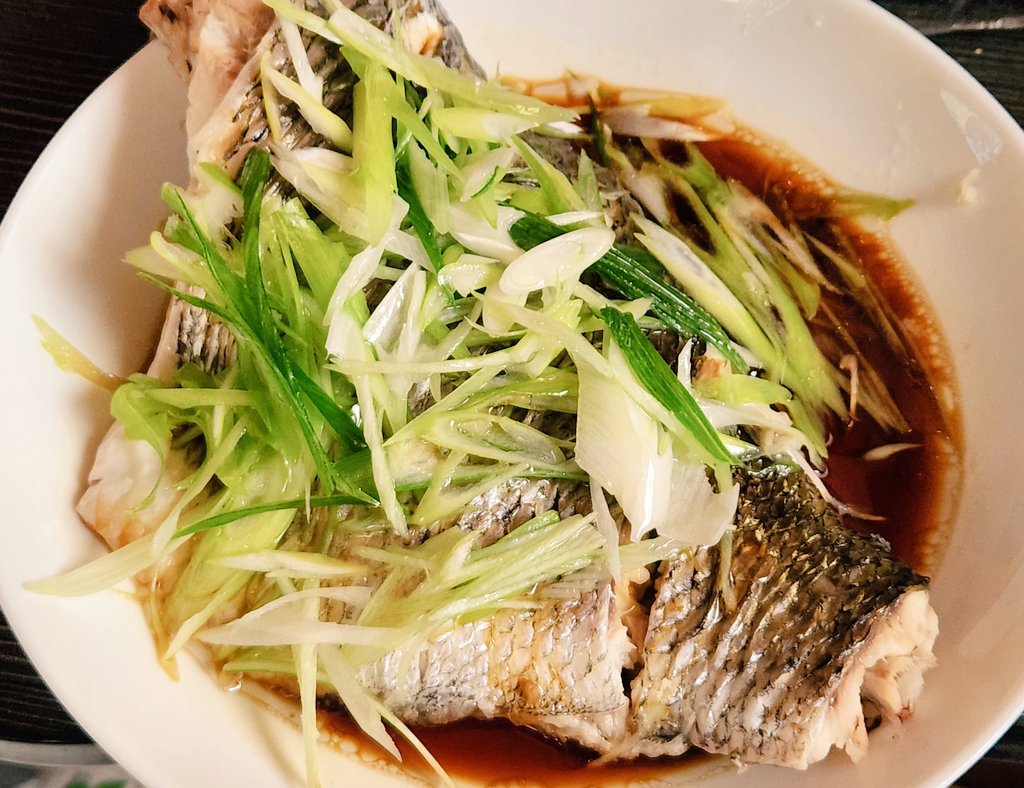 kato_sonorilo's tweet photo. すごく綺麗な二枚おろしの黒鯛（チヌ）があったので広東式蒸し魚．
軽く塩をしてネギ・ショウガで蒸し上げ，蒸魚豉油（シーズニングソース），たっぷりのネギにアチアチのピーナッツオイルを回しかけ完成♪ https://t.co/nFDc9Ar7BX
