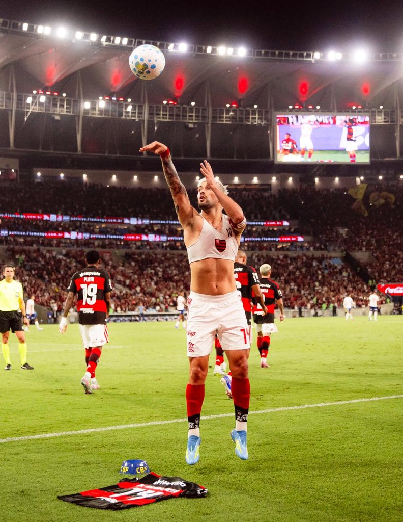 AndreRibeirro's tweet photo. Eu quero emoldurar essa imagem em um quadro.

Arrascaeta sabe ser ídolo, sabe ser importante. Que cara INACREDITÁVEL.

Com sobras o MAIOR dessa geração. Antes atrás de Zico, com o tempo vai chegar ao lado dele. https://t.co/3E4xll7x2e