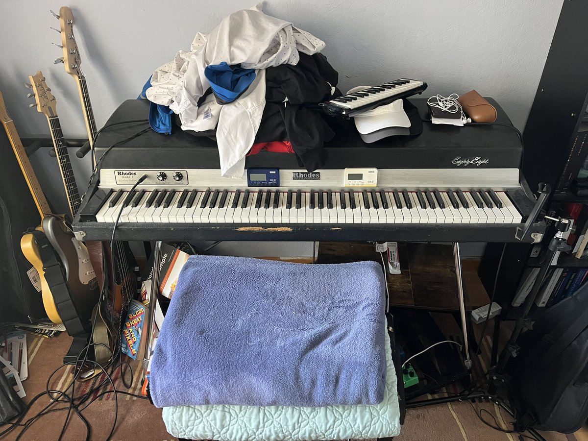 realJonParody's tweet image. folding blankets

photos of #before, in #process, and #after organizing the bedroom