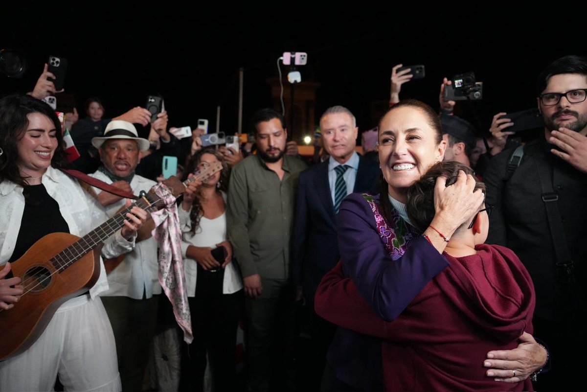 enlace13_'s tweet image. #Internacional | La presidenta de #México, @Claudiashein, concluyó su gira por #Barcelona, #España, que estuvo marcada por el respaldo de la comunidad mexicana que, desde su llegada, la cobijó con gran cariño. 

En el marco de la IV Cumbre en Defensa por la Democracia, propuso