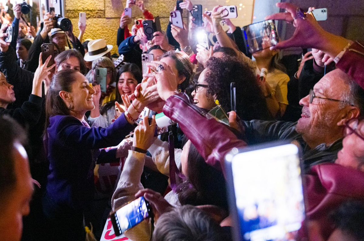 enlace13_'s tweet image. #Internacional | La presidenta de #México, @Claudiashein, concluyó su gira por #Barcelona, #España, que estuvo marcada por el respaldo de la comunidad mexicana que, desde su llegada, la cobijó con gran cariño. 

En el marco de la IV Cumbre en Defensa por la Democracia, propuso