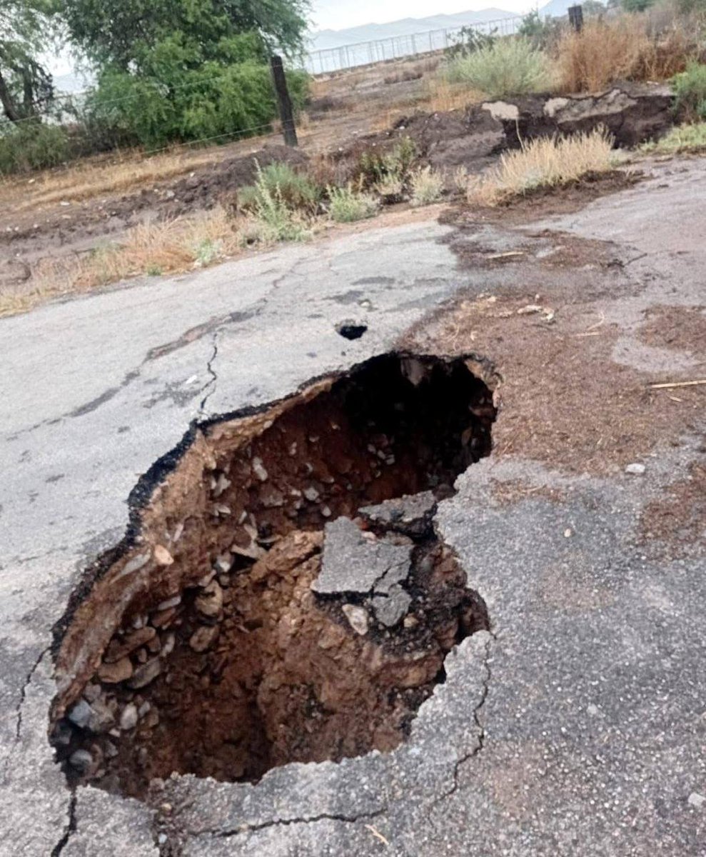 ExpresSanLuis's tweet image. #SLP CEPC mantiene monitoreo en el Altiplano potosino tras lluvias y granizada | Autoridades reportan afectaciones en caminos y refuerzan coordinación ante el frente frío número 45. shre.ink/LHae