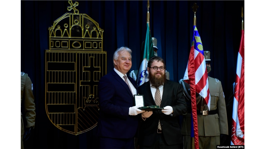 HungaryOrth's tweet image. התמונות ששלמה כובש והמנגנון שלו היו רוצים למחוק מהרשת. 📸

בחו"ל הם משווקים "קירוב", בבודפשט הם מפעילים כוח משטרתי ופורצים מנעולים.

סדרת תחקיר חדשה חושפת את האמת מאחורי חב"ד הונגריה – מהכמרים ועד לנערי השוליים. העובדות המזעזעות בפנים.

hungaryo.blogspot.com/2026/04/blog-p…
#maoih #chabadmafia