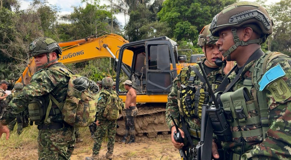 FuerzasMilCol's tweet image. #ContundenciaOperacional | La Operación militar Aquila, una maniobra de asalto aéreo que permitió frenar la devastación ambiental en el sur del #Tolima, donde el rugir de los helicópteros sobre el río Saldaña no solo anunció una acción militar, también marcó el inicio de una
