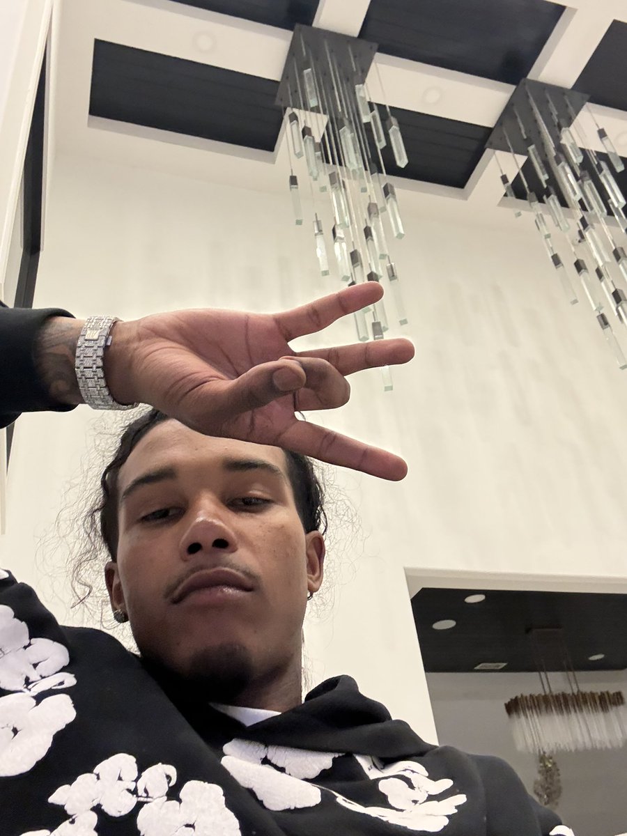 2ToneEA's tweet image. She Couldn’t Believe The Way I’m Living😍🖤 #EA #RichInSilence