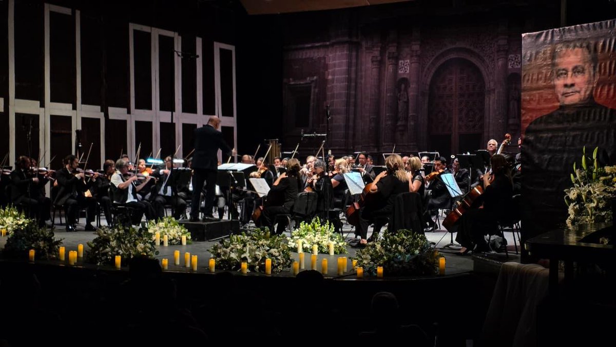ExpresSanLuis's tweet image. #SLP Realizan homenaje a José Miramontes Zapata en su primer aniversario luctuoso | La Orquesta Sinfónica de San Luis Potosí ofreció un programa especial en el Teatro de la Paz. shre.ink/LHaB