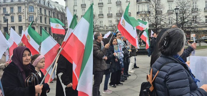 Azadeh379864560's tweet image. Stand on the right side of history—against executions, for freedom.
#StandForJustice #FreedomNow #NoToExecution #Iran #HumanRights