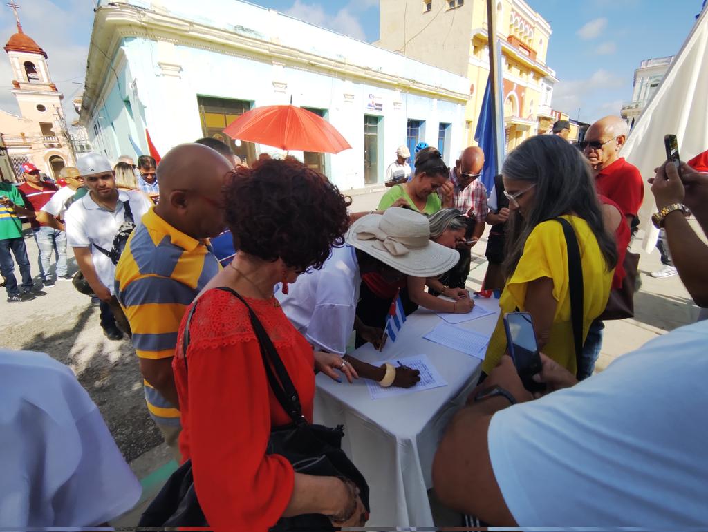 RayDCuba23's tweet photo. @DrRobertoMOjeda @NoslenMichel @MinfarC @DiazCanelB @PartidoPCC @PresidenciaCuba @IzquierdaUnida @DeZurdaTeam_ @CubaMINREX @unidad_central @manolo_realengo @cubadebatecu @cubacooperaven #MiFirmaPorLaPatria

Desde mi tierra natal firmé por #Cuba, por el presente y el futuro, por la paz y también por la disposición inquebrantable de defenderla. https://t.co/Y6KB2eG6ye