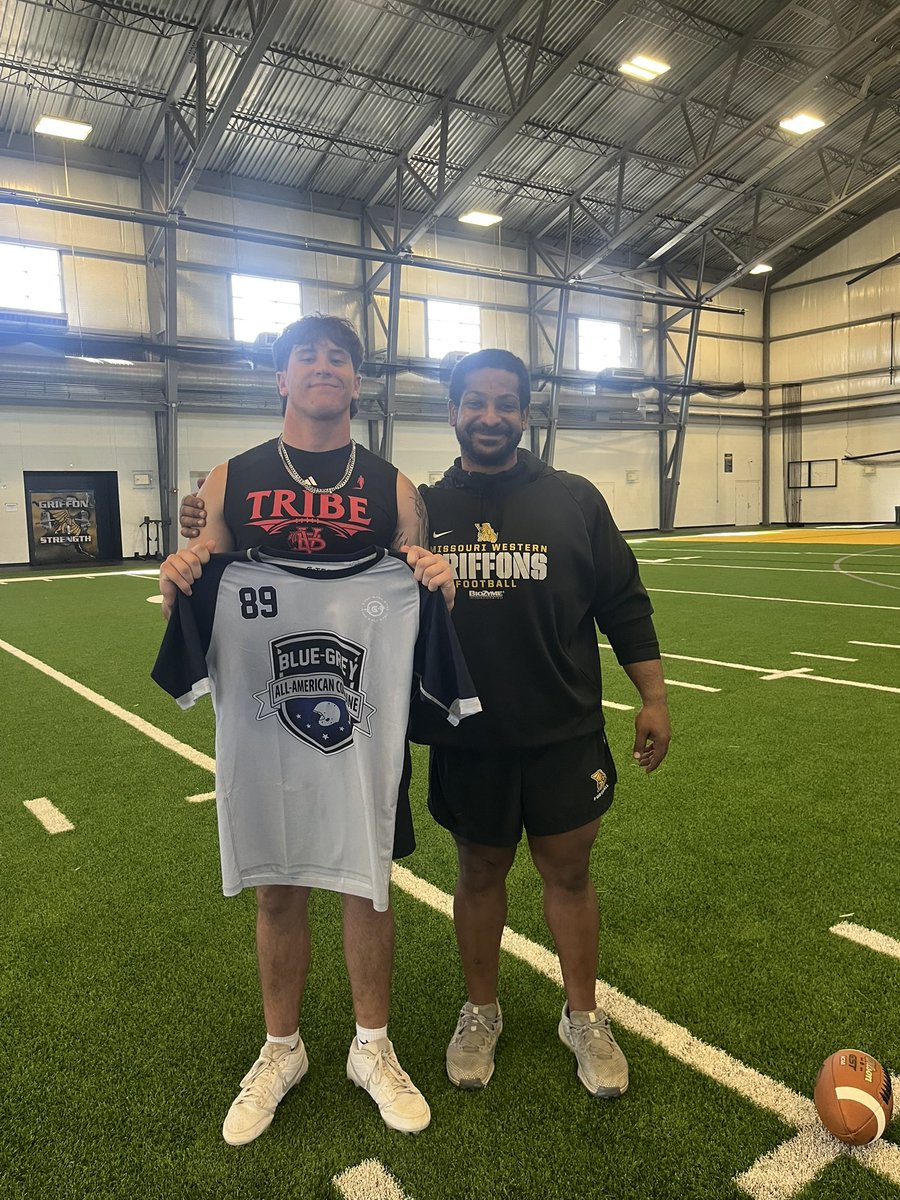 JRTell15's tweet photo. Had A GREAT time today up in Kansas Missouri at the Blue-Grey Combine got to work on my craft both at DE/TE Thanks to all the coaches for the interest and input hopefully to see you in January! @CoachGalloM @arlenharris_ @SeanCeglinsky @BlueGreyFB @VBFootball @lbcoach99 @EraPrep @Rivals @TCPalmPrepZone @n_parrott478 @najitobias @PatBernadeau @CoachBerry247