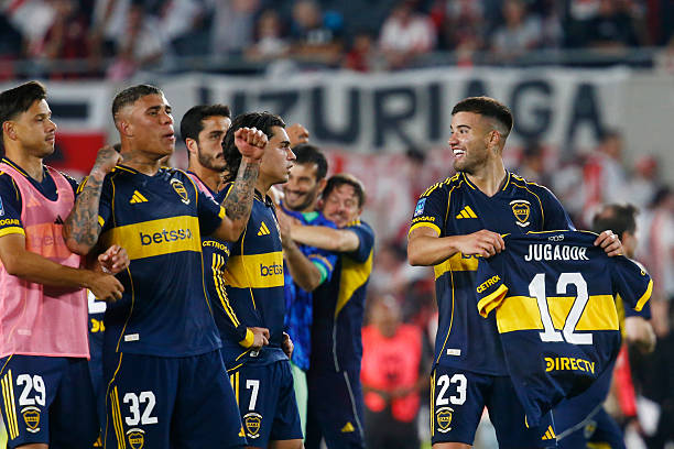 la12tuittera's tweet photo. 🙌JUGADOR NÚMERO 12, PRESENTE, el plantel dedicándole el triunfo al HINCHA DE BOCA. 
💙💛💙 https://t.co/sM4BEGC6Uy