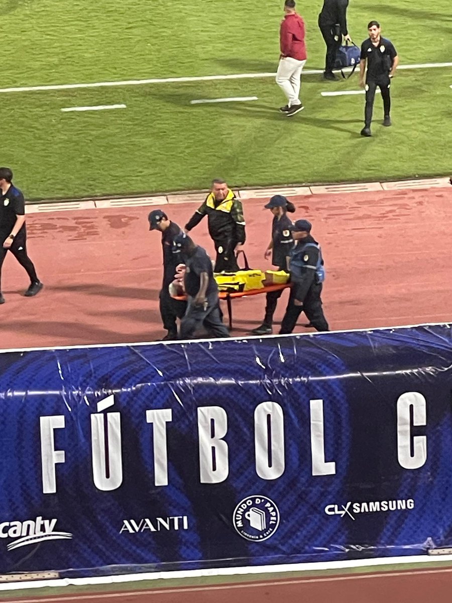SangreVT's tweet photo. ¡PEÑARANDA SE VA LESIONADO!🚑🚨

En el encuentro ante UCV, Adalberto Peñaranda sufrió una lesión (25'), un caso tan grave que el delantero tuvo que retirarse en camilla.🏥

ℹ️ Adalberto es el único jugador de la plantilla de Recoba que jugó todos los encuentros de la temporada. https://t.co/uv7ufkR9dx