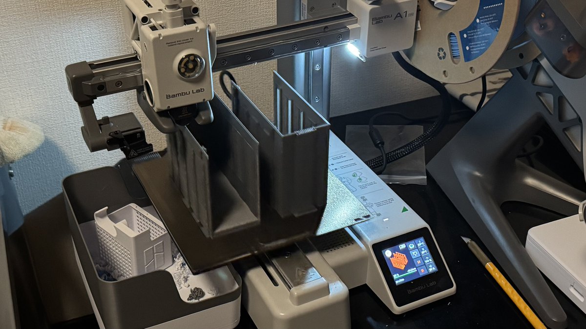 Miracle_Orca_'s tweet image. 夜中ずっと働いてた3Dプリンターくん…朝も動いてて終わってなかった。今回は壁に引っ掛けてる不安定なONUさんの固定器具

モデルサイズが大きくて分割になっちゃったからくっ付けるやつも作らないと…やっぱ250mmくらいは作れるやつ欲しいな
#3Dprinter #A1mini