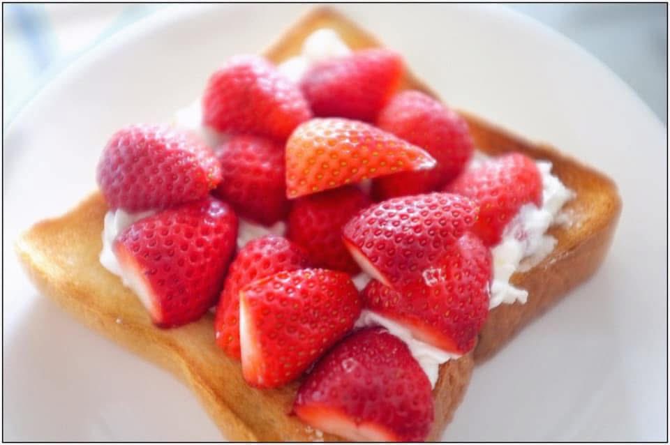 nelo_pipi_kaka's tweet image. 少し曇ってる朝です。
今日と明日はお店が連休なので、北区の施設に住む母の所に行く。
その前に先日「ヤマダストア」で買っておいたイチゴのあまおうと店から持って帰ってきたホイップをつかって「ストロベリートースト」を作り、温紅茶で食す。
おはよ。

#breakfast
#朝食