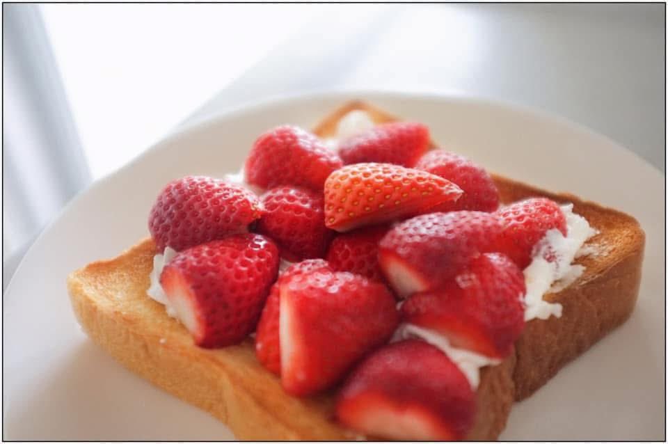 nelo_pipi_kaka's tweet image. 少し曇ってる朝です。
今日と明日はお店が連休なので、北区の施設に住む母の所に行く。
その前に先日「ヤマダストア」で買っておいたイチゴのあまおうと店から持って帰ってきたホイップをつかって「ストロベリートースト」を作り、温紅茶で食す。
おはよ。

#breakfast
#朝食