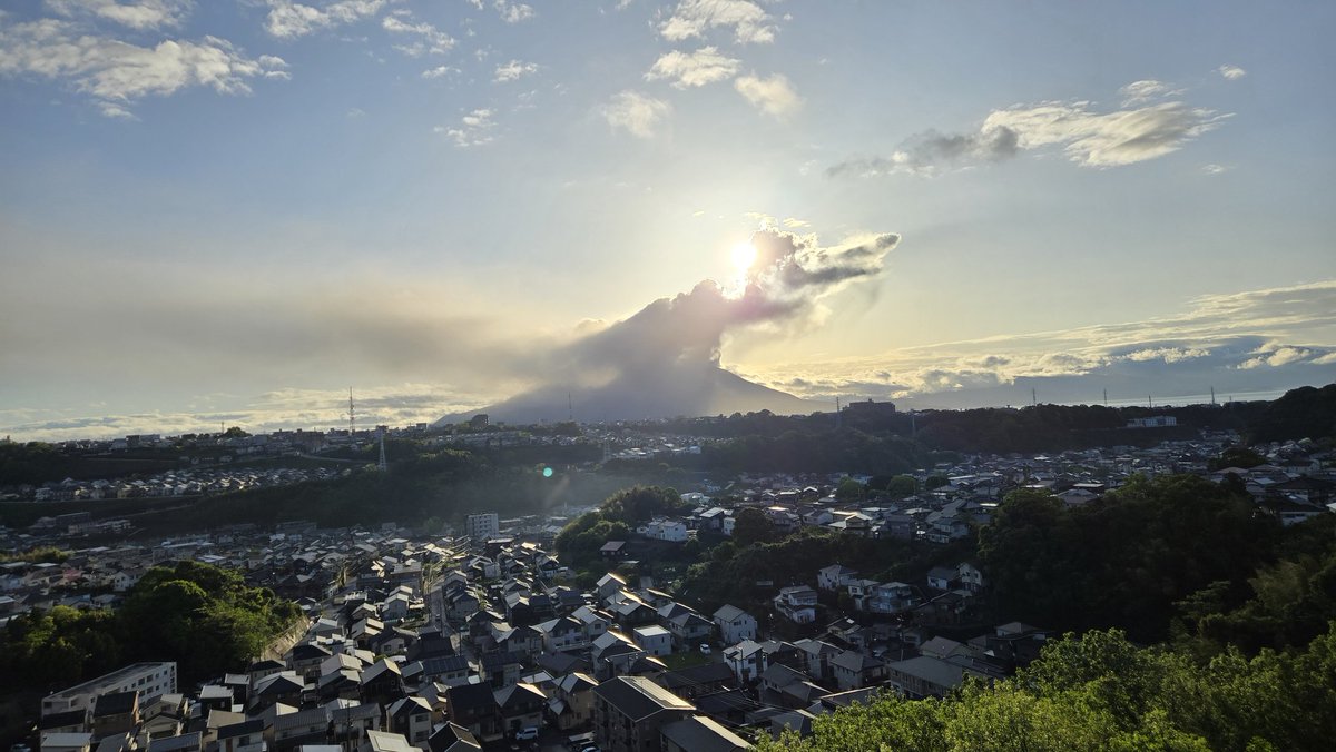 bkg20318's tweet image. 職場からおはようございます。4/20鹿児島市は今は薄曇り🌥️。
男は黙って2.5kmラン🏃＋腕立て伏せ＋肩のダンベル運動🤸＋風呂掃除🛀…とわざとバタバタしてたら家族は起きます👍️
朝飯は #タンザニア 🇹🇿☕、ウインナー＋鹿児島市宇宿「#BAKE」のトースト🍞。美味いです。
さあ今日も1日坦々と🙏♪