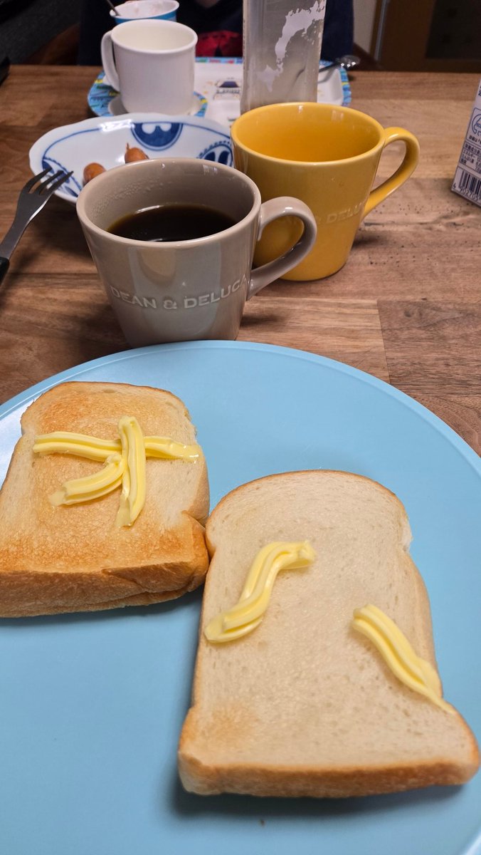 bkg20318's tweet image. 職場からおはようございます。4/20鹿児島市は今は薄曇り🌥️。
男は黙って2.5kmラン🏃＋腕立て伏せ＋肩のダンベル運動🤸＋風呂掃除🛀…とわざとバタバタしてたら家族は起きます👍️
朝飯は #タンザニア 🇹🇿☕、ウインナー＋鹿児島市宇宿「#BAKE」のトースト🍞。美味いです。
さあ今日も1日坦々と🙏♪