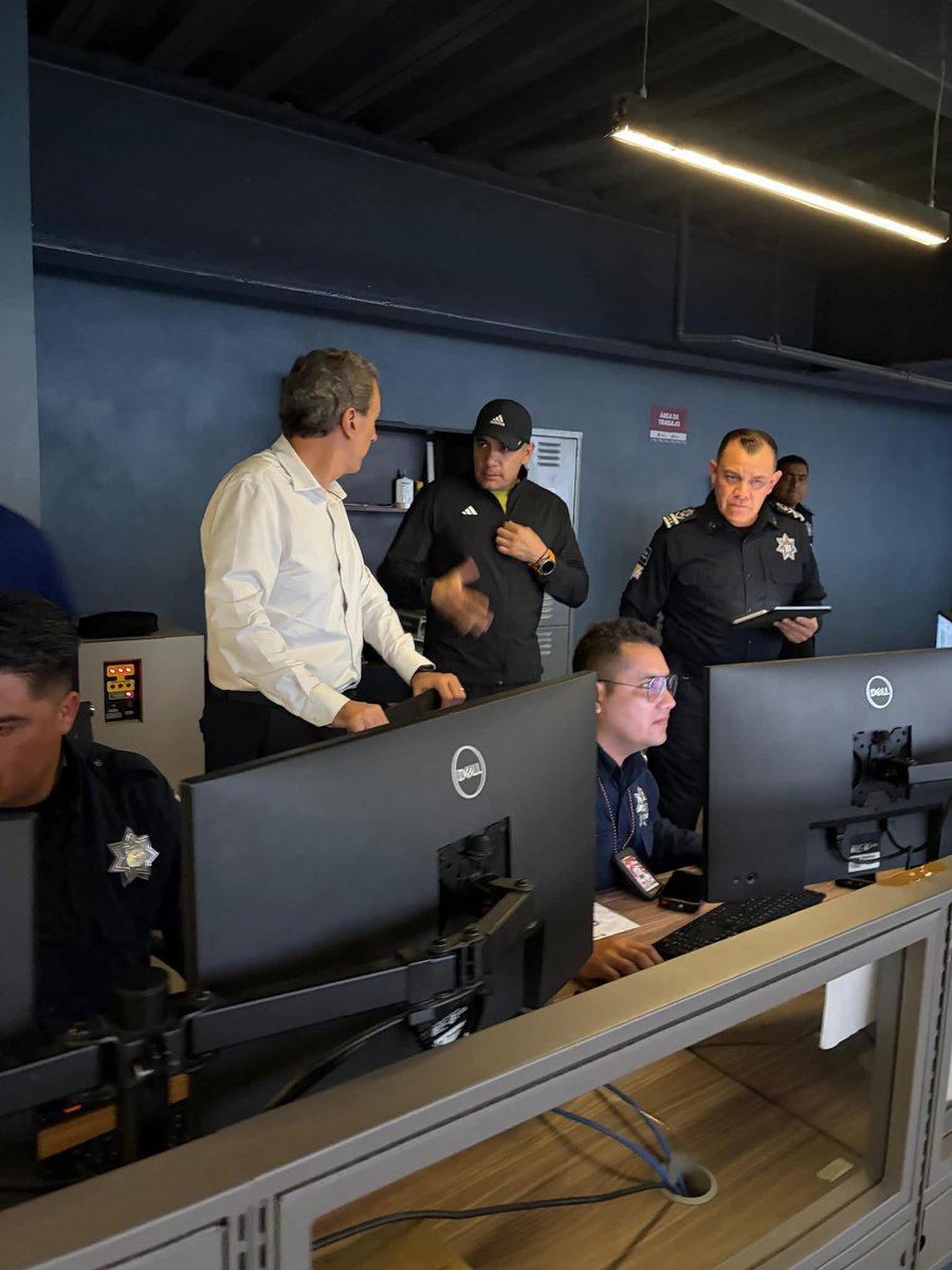 noticiasefecto's tweet image. 📌#Capital. Con el objetivo de verificar el monitoreo en tiempo real en beneficio de la población, el presidente municipal, @PepeChedraui, acudió a las instalaciones de la Dirección General de Emergencias y Respuesta Inmediata (DGERI).
@PueblaAyto

📎efecocomunicacion.com/supervisa-pepe…