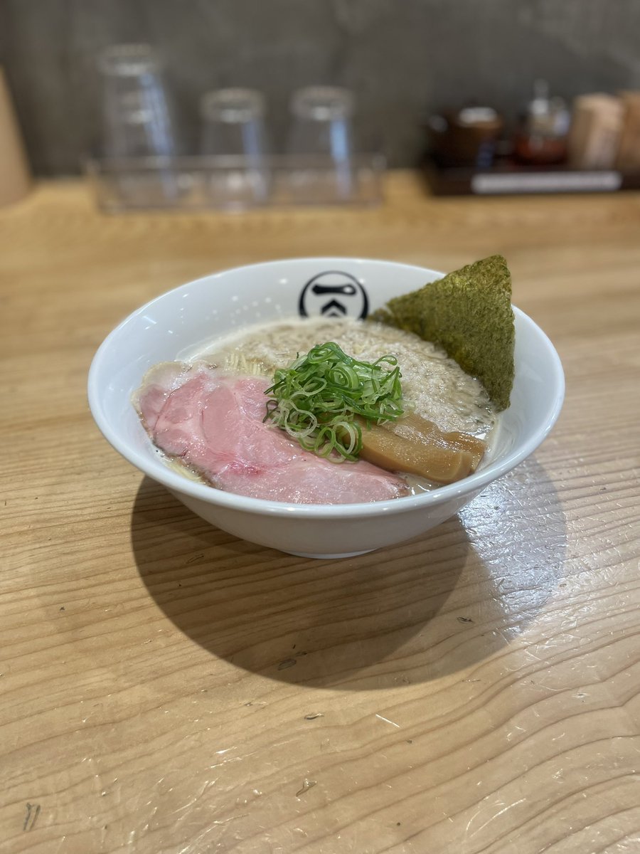 ra_men_kimura's tweet photo. 本日〜4/23(木)の期間限定で【豚骨らぁ麺】をご提供します。
豚骨をメインに、豚肉と鶏肉を一緒に炊き上げたうま味の強い豚骨ラーメンです。珍しく魚は不使用です。
うま味成分の補填は塩ダレに抽出しました。
麺は自家製の低加水20番ストレート麺です。
ぜひご賞味ください。 https://t.co/UqbzCRRxJY