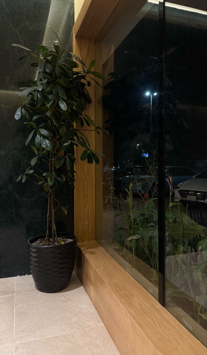 "اترك قليلًا جُمُوعَ الناسِ كلّهمُ 
وقِف بِبابِ الذي سَوَّى لكَ القَدَرا
قد يَعجزُ الناسُ أن يُؤتوكَ أصغرَها
واللهُ يُؤتـيـكَ ما تَـدعـو ولو كَـبُرا
فالجنُّ والإنسُ والأيّامُ شاهدةٌ
إذا قضى اللهُ أمرًا غائبًا حَضَرا
كم أنقذَ اللهُ أقوامًا فأدهشَهُم
قالوا مُحالٌ ولكن ربّنا جَبَرا"