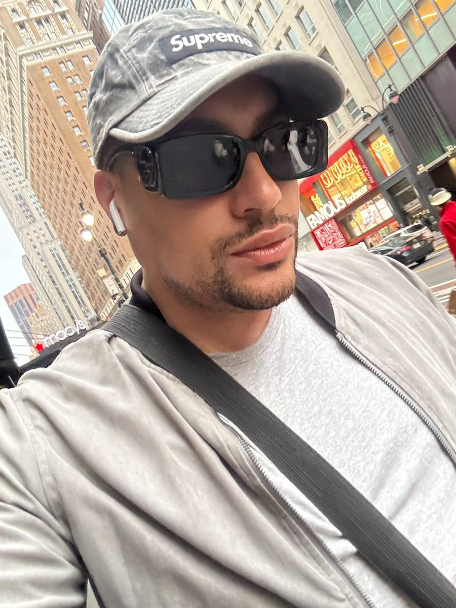 slashermatt1's tweet image. I feel free. 😉🩶😮‍💨🩶 #weekend #gay #lgbt #nyc #supreme #gucci