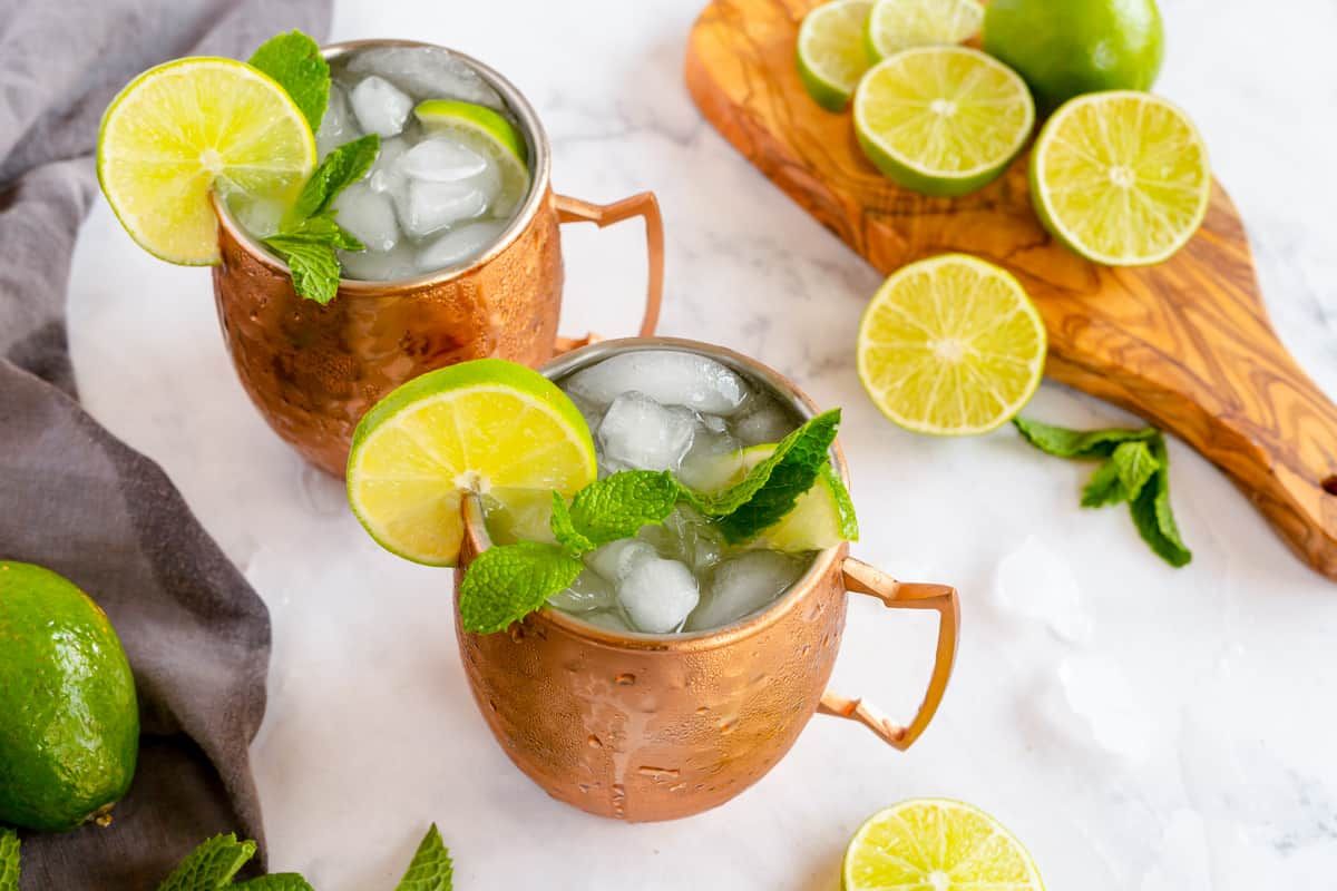 kyleecooks's tweet image. Cool off on a hot summer day with this Classic Moscow Mule recipe. Simple, fresh ingredients make this amazing fast and easy to make! #mule #moscow #cocktail #vodka #lime #mint #gingerbeer #kyleecooks kyleecooks.com/moscow-mule/
