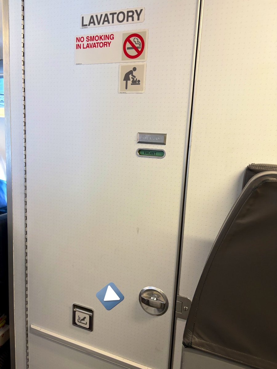 drdotdonations's tweet photo. ず��っと疑問なんだけど、喫煙厳禁のはずの飛行機の扉に灰皿がセットされてるの、なんでなん、なんでなん？ https://t.co/ClQNMPExNE
