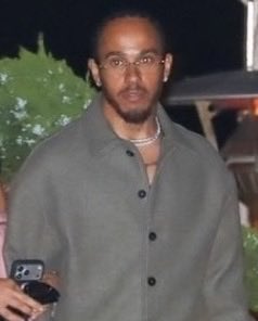 mercedarri's tweet image. 41 year old man without a SINGLE wrinkle with flash photography, he doesn’t age