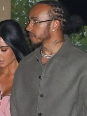 mercedarri's tweet image. 41 year old man without a SINGLE wrinkle with flash photography, he doesn’t age