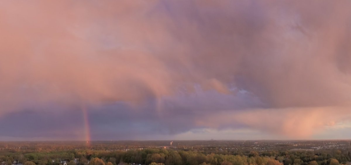 WeatherBrewed's tweet photo. A rainbow extending from the clouds in Montgomery County,PA #PAwx @DrewForecast @JGodynick https://t.co/AZfLfwvxRw
