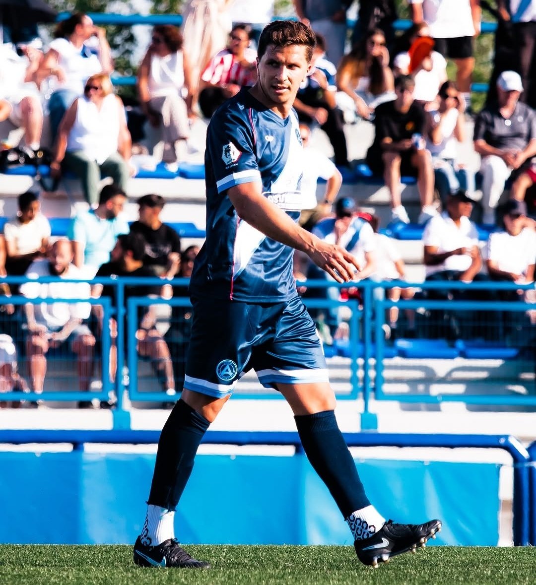 #ExGELP A casi un año de anunciar su retiro, el delantero Gianluca SIMEONE (27) se sumó a Club #Argentino, equipo que milita en la Primera Regional de España (Séptima División) 🇪🇸