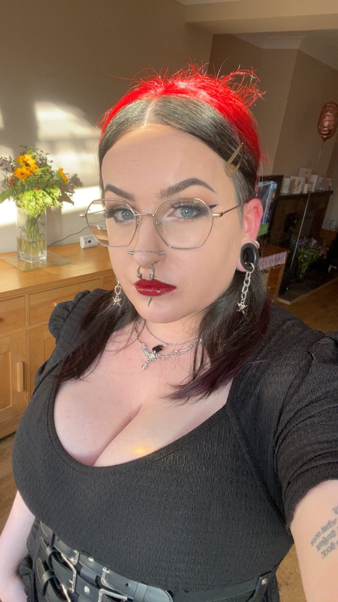 demonoid616's tweet photo. turning 30 was easy with such amazing friends and family to celebrate with 🖤 https://t.co/FGPt7Mfz8h