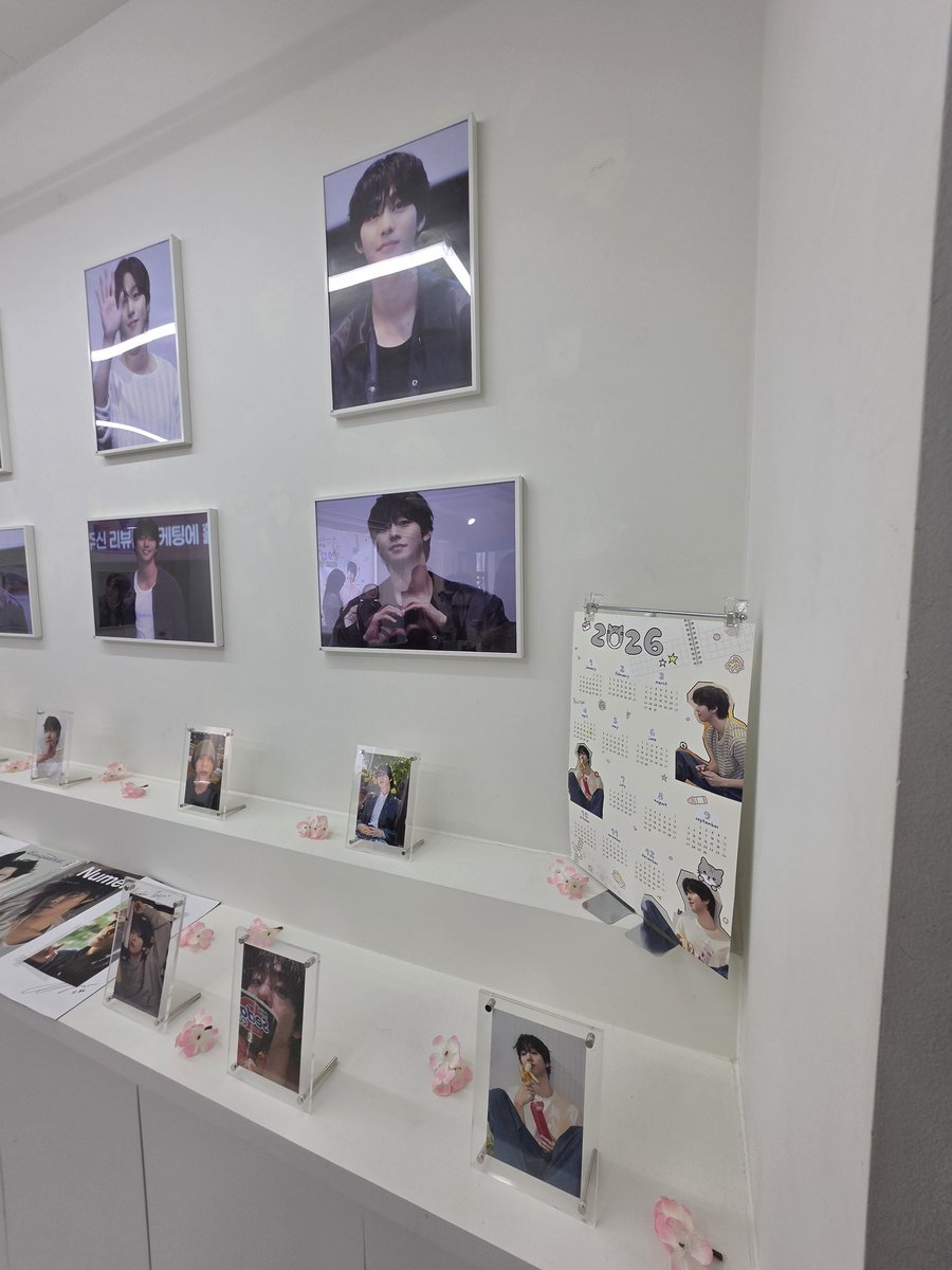 @lemon_man_ahs 
폴짝유치원 효섭반 31번째 피크닉
생일카페 준비하시느라 정말 고생많으셨고 감사해요🫶
럭키드로우 선물도 너무 잘 뽑아서 기분 좋았어요.
카페 마지막에 나눔주신 액자사진도 감사해요😊
덕분에 너무 즐거웠습니다🥰
#안효섭 #ahnhyoseop 
#효섭반_31번째_피크닉
#Happy_HyoSeop_Day