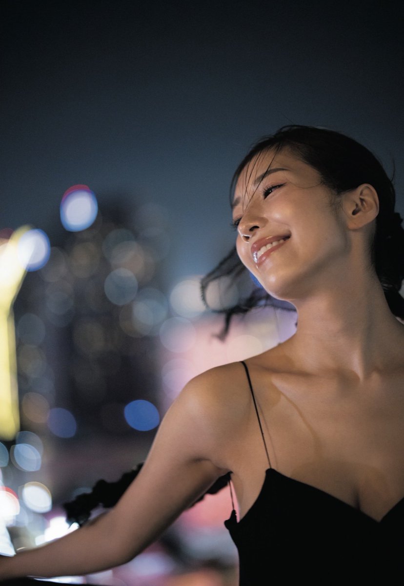 5th写真集 「illume」発売中‼️‼️‼️
⁡
AV女優って、
決して世間に認められるお仕事じゃないけど
それでも「つばさ舞」として生きていた事を大切にしたい。
この「illume」もそう、今まで出させて貰った写真集は私の宝物です☺️💕
⁡
「illume」のサイン本は全世界でココだけ！
是非書泉オンラインでGETしてね💐
https://t.co/iOZHCJ8GGf