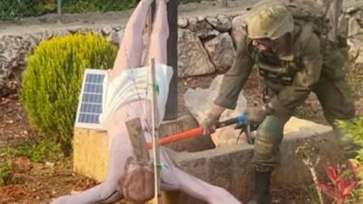 Esta es la opinión que tiene el sionismo sobre el cristianismo.
La imagen del soldado israelí, fue captada apenas en el sur del Líbano, donde los judíos llevan a cabo una invasión ilegal.