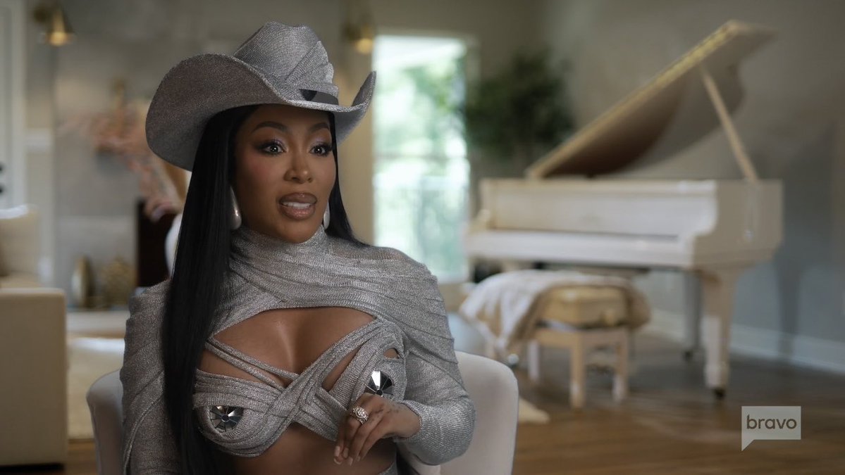 TheRhoaTalk's tweet image. K. Michelle’s new confessional look for Season 17. #RHOA