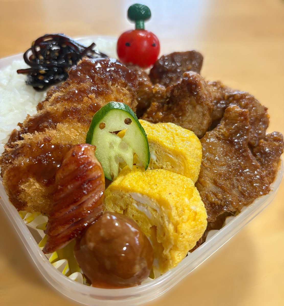 ˙ᵕ˙ )꜆🍱
夫の #お弁当 
カニクリームコロッケと
トンテキ弁当です🥒🍅🥦︎