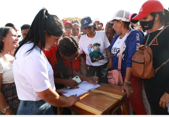 Un simbolismo que el enemigo no debe subestimar: En el día del 65 Aniversario de la Victoria de Girón comenzó en el país el movimiento popular "Mi firma por la Patria", la que defenderemos de una agresión a cualquier precio. 
#RememberGirón 
#GirónEsHoy
#CubaViveEnSuHistoria