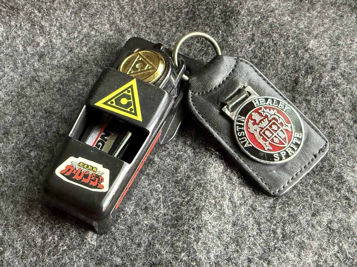 I recently updated my Kyosuke keychain!

Happened to find one that is just a little more accuracy to the shape than the one I previously bought. I have a ton of spare Accel Keys, so why not?

It’s the 30th Anniversary of Carranger this year—one of my favorite Super Sentai series