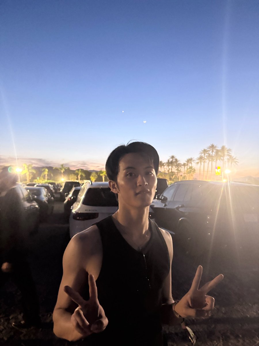 ร้องไห้แต่เช้าㅠㅠㅠㅠㅠㅠㅠ วันสุดท้ายของบับเบิ้ล ม้าคส่งข้อความมายาวมากๆ แล้วส่งรูปมาให้ คือเขากำลังเตรียมตัวอยู่ คงกำลังทำเพลงแหละ ฮือออ ส่งรูปที่ไปงานโคเชล่ามาด้วย ดีใจอะ ดีใจที่เขาได้ทำเพลงที่เขารัก ได้ไปเที่ยวในที่ๆอยากไป ม้าคมีความสุข นี่ก้มีความสุขด้วยจิงๆ🥹🥹🥹🥹🥹