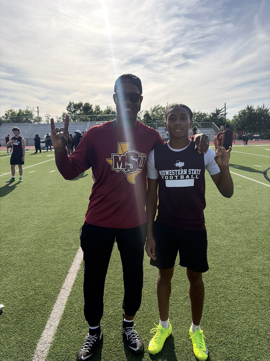 demierzamora's tweet image. After a great workout at the MSU Camp and conversation with @CoachDomoYoung , I’m blessed to have received an offer from @MSUTexasFB 🙏🏽 🏈

#collegeoffer #collegefootball #texas #msufootball  #division2 #d2football #demierzamora #recruithach #prepredzonetx