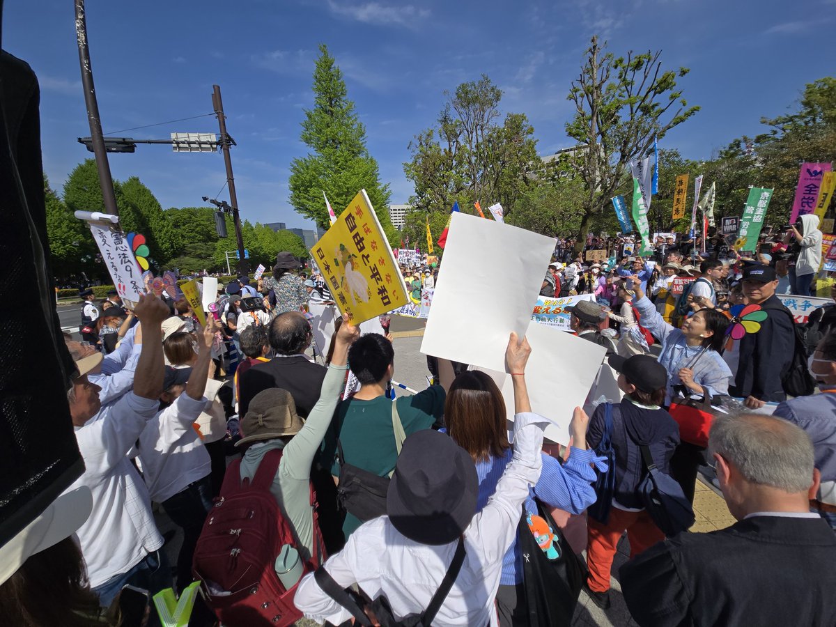 jcpyamashita's tweet image. 19日久しぶりに国会前行動に参加しました。新緑薫る好天で気持ちがよかった。国会議事堂をぐるりと取り囲む3万6千人が #NO  WAR #憲法変えるな