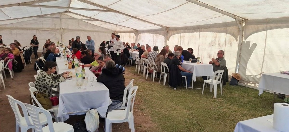 Hoy celebramos el Día de la Policía en el predio de la Mutual Policial de Neuquén, en Centenario.

Compartimos un encuentro de reconocimiento y cercanía, poniendo en valor el compromiso, la responsabilidad y la vocación de servicio de cada hombre y mujer de la institución.
