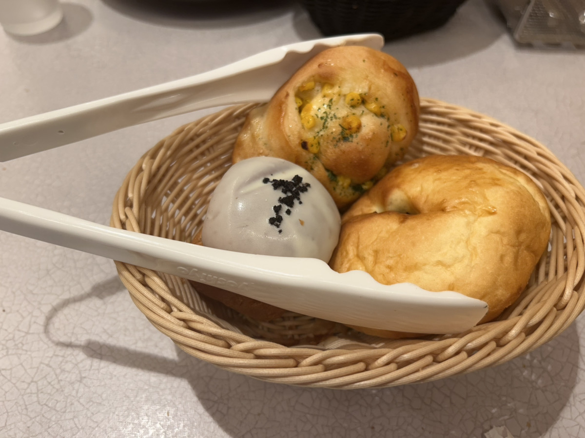 Kaiketsu2022's tweet photo. おはようございます☀️

先日、渋谷のパン食べ放題へ🍞
次々と出てきて、
気づけば手が止まらず…

出来たてをその場で食べられ���のは
やっぱり格別ですね！

月曜日✨
リフレッシュした分、
今週もいいスタートを切っていきましょう💪
#企業公式相互フォロー祭り
#企業公式が朝の挨拶を言い合う https://t.co/C7NgGV2YCh